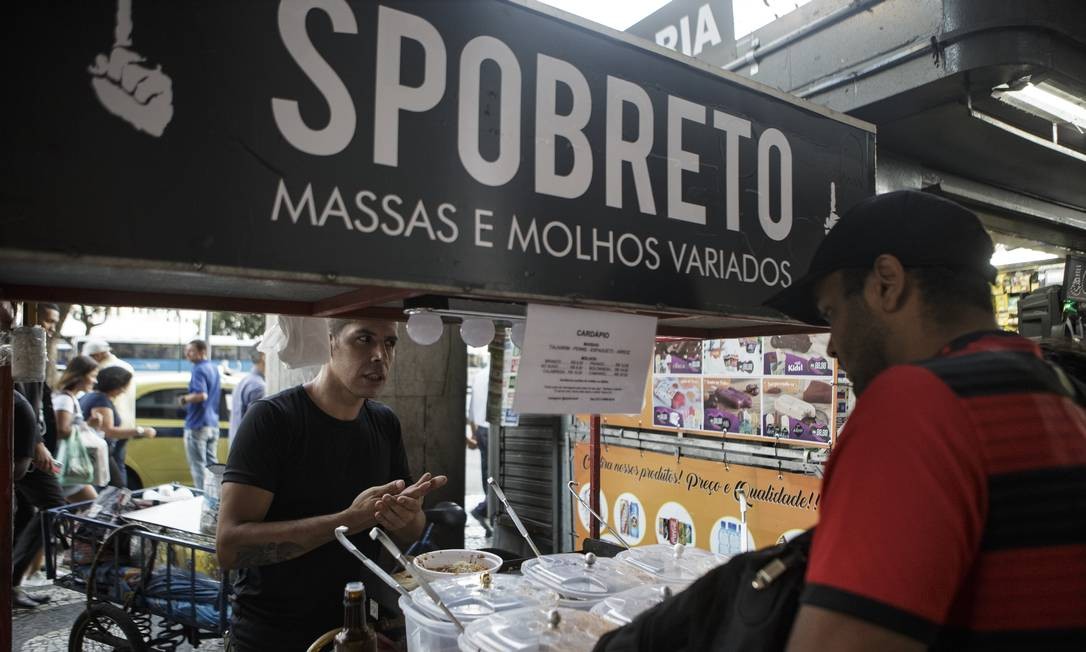 Barraca-que-vende-massas-Spobreto-na-esquina-da-Rua-Urugu.jpg