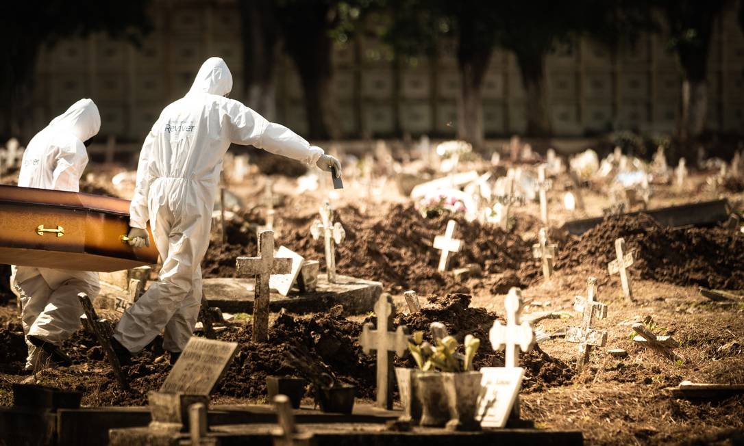 A rotina dos sepultamentos com o novo coronavírus Foto: ROBERTO MOREYRA / Agência O Globo