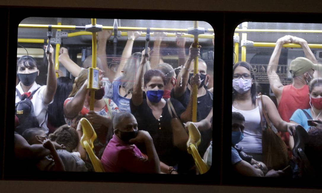 Pandemia Covid-19 . BRT lotado em direção de Campo Grande . Foto Domingos Peixoto / agência Globo Foto: Domingos Peixoto / Agência O Globo