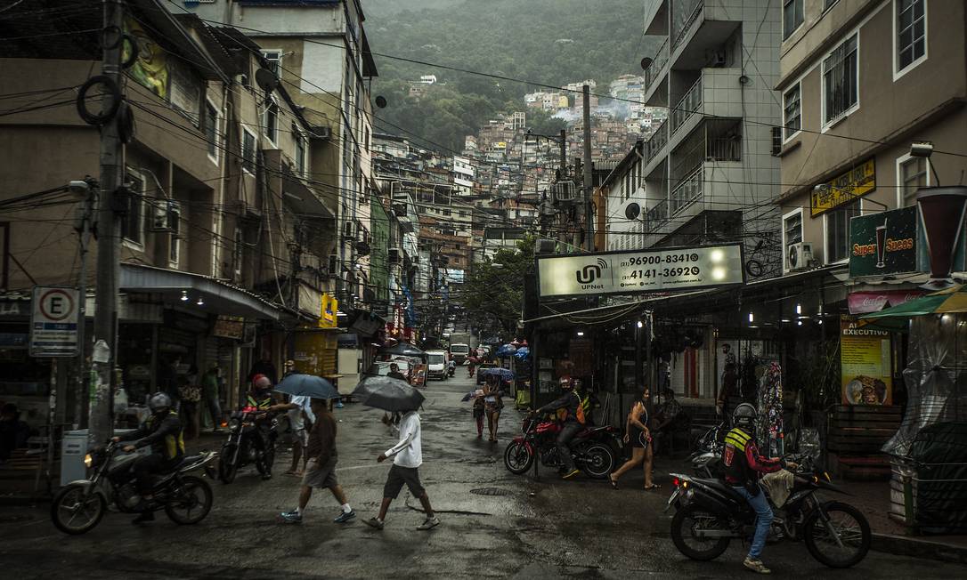 Movimentação na entrada da Rocinha: habitação será um dos temas debatidos no encontro on-line Foto: Guito Moreto / Agência O Globo