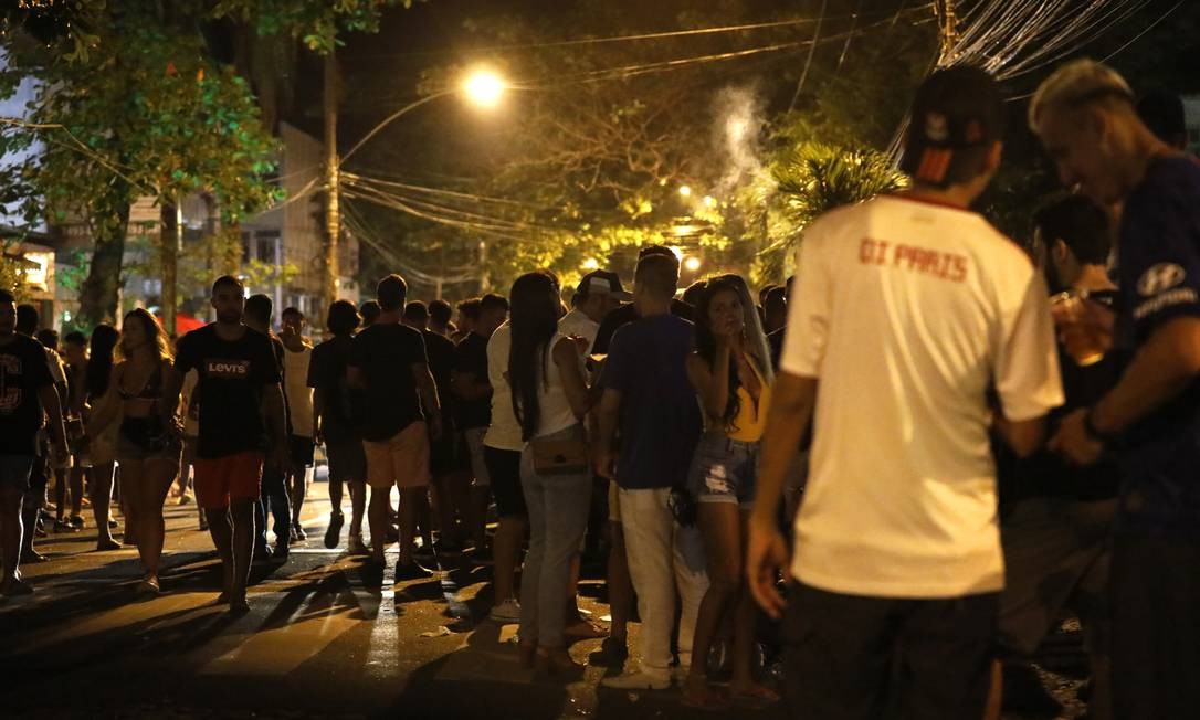 Aglomeração durante toda a noite desta segunda-feira, na Avenida Olegário Maciel, na Barra da Tijuca Foto: Luiza Moraes / Agência O Globo