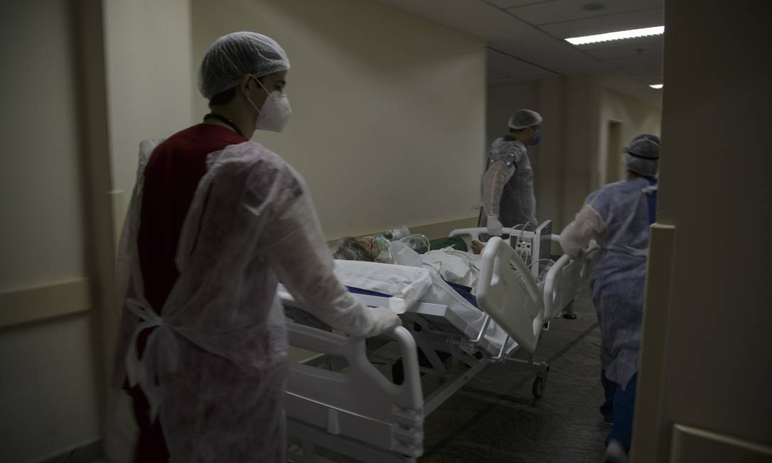 Atendimento de pacientes com Covid no Hospital Municipal Ronaldo Gazolla, referência no Rio para a doença. O hospital é o maior do Brasil em número de leitos para Covid. Foto: Márcia Foletto / Agência O Globo