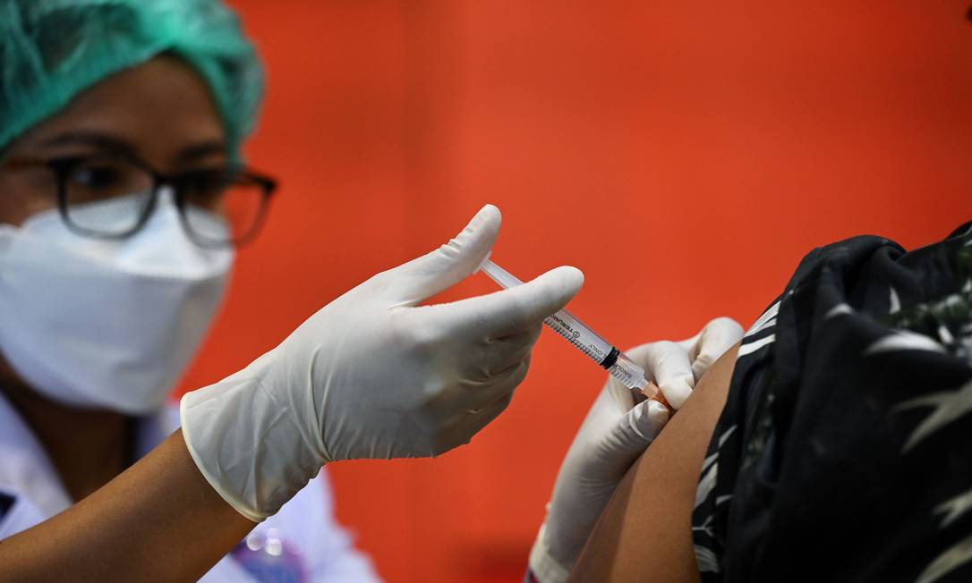 Aplicação da vacina CoronaVac Foto: LILLIAN SUWANRUMPHA / AFP