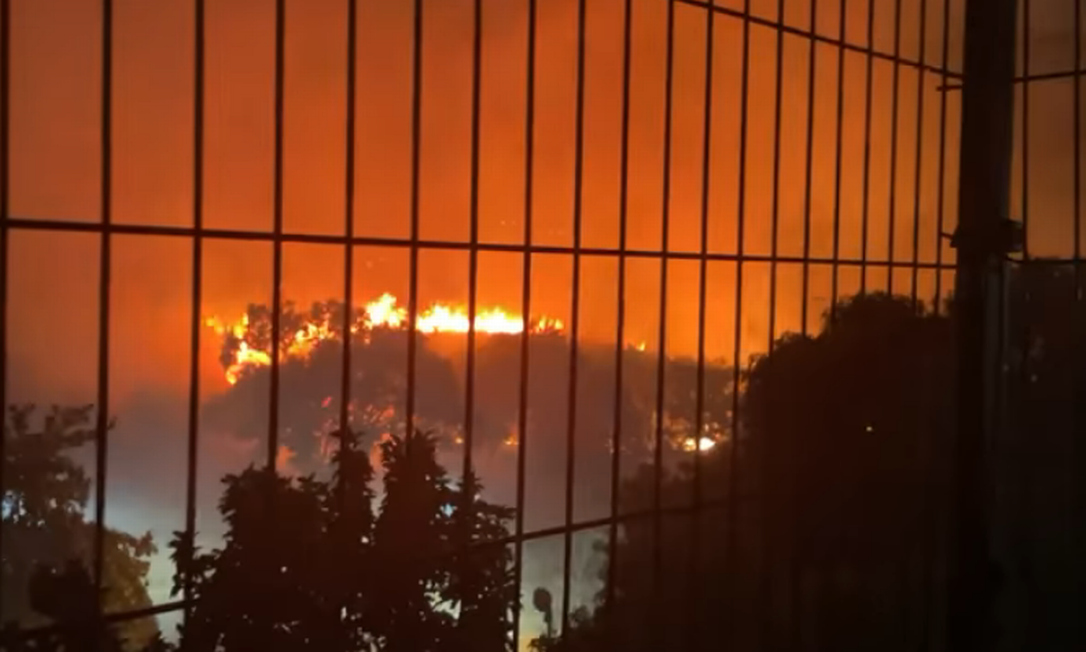 Incêndio em Quintino assustou moradores na noite de domingo Foto: Reprodução / Redes sociais