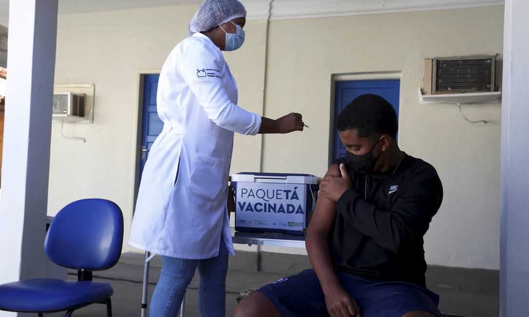 O adolescente Datan de Araújo, de 17 anos, primeiro adolescente vacinado contra a Covid-19 em Paquetá Foto: FABIANO ROCHA / Agência O Globo
