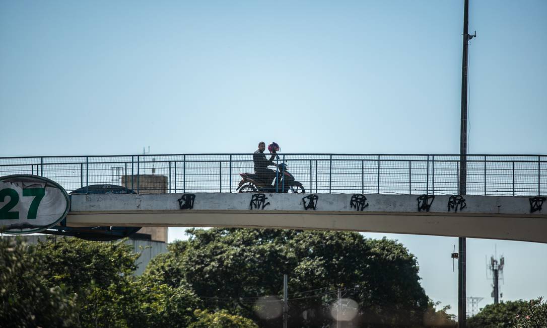 Motociclista faz bandalha em passarela da Avenida Brasil Foto: Brenno Carvalho / Agência O Globo