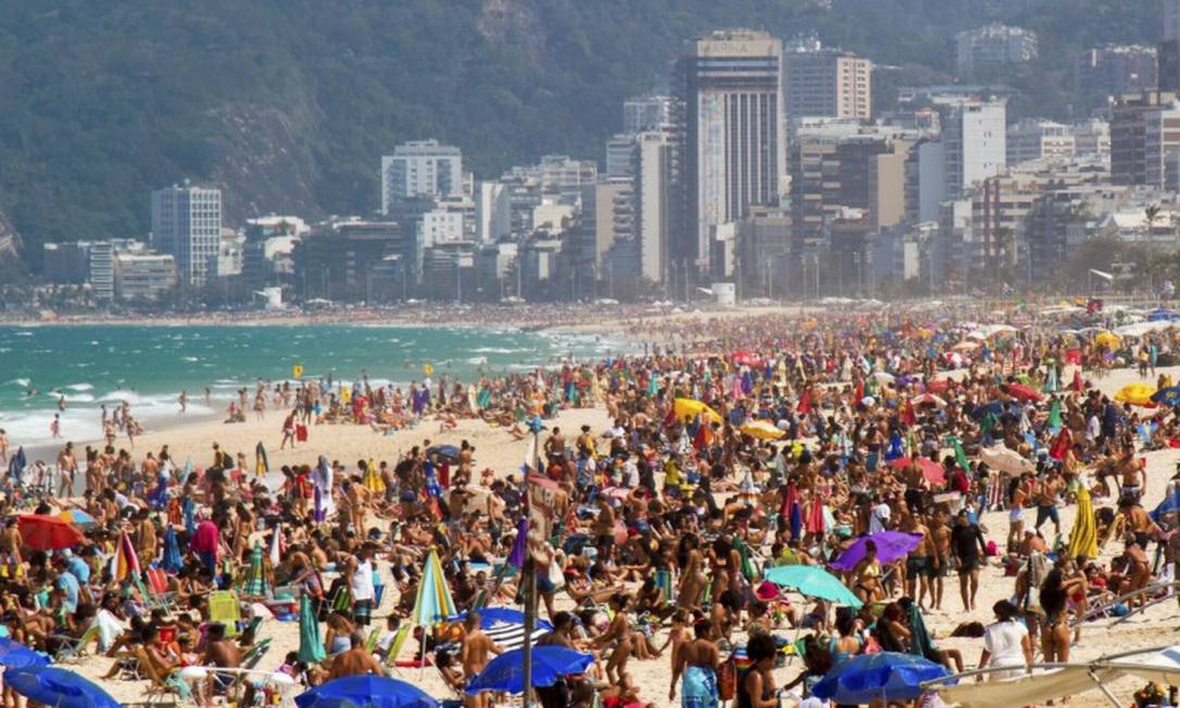 Com o calor, a Praia de Ipanema ficou cheia no sábado (21). Foto: BRUNO MARTINS/FUTURA PRESS / Agência O Globo