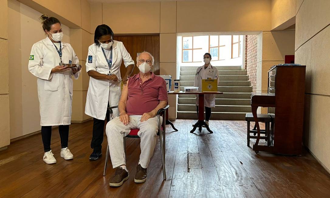 O ator Jaime Leibovitch, de 73 anos, recebendo a terceira dose da vacina no Retiro dos Artistas Foto: O Globo