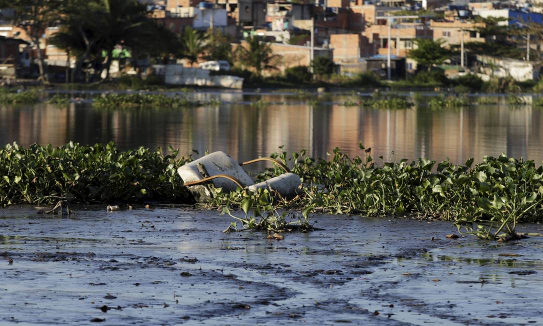 Poluição nas lagoas da região da Barra Foto: Domingos Peixoto / Agência O Globo