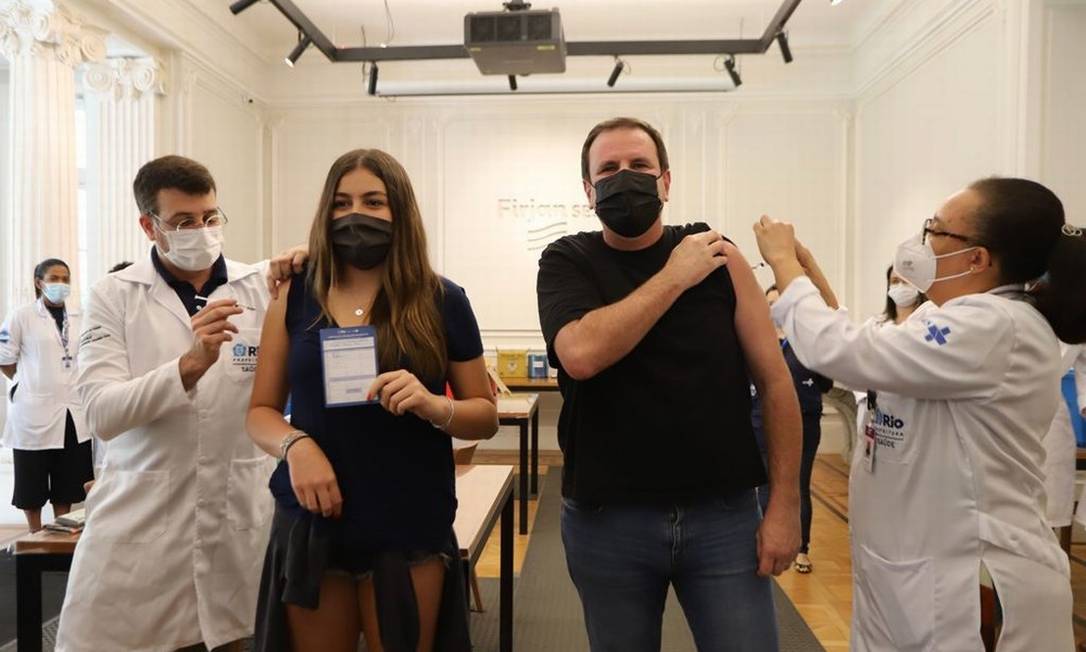 Isabela, de 15 anos, e Eduardo Paes se vacinaram contra Covid-19 Foto: Reprodução