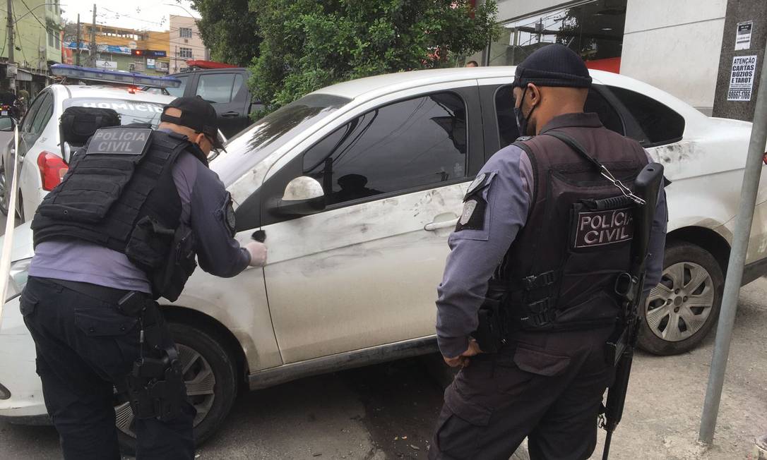 Polícia Civil faz perícia em carro atingido durante confronto Foto: Divulgação