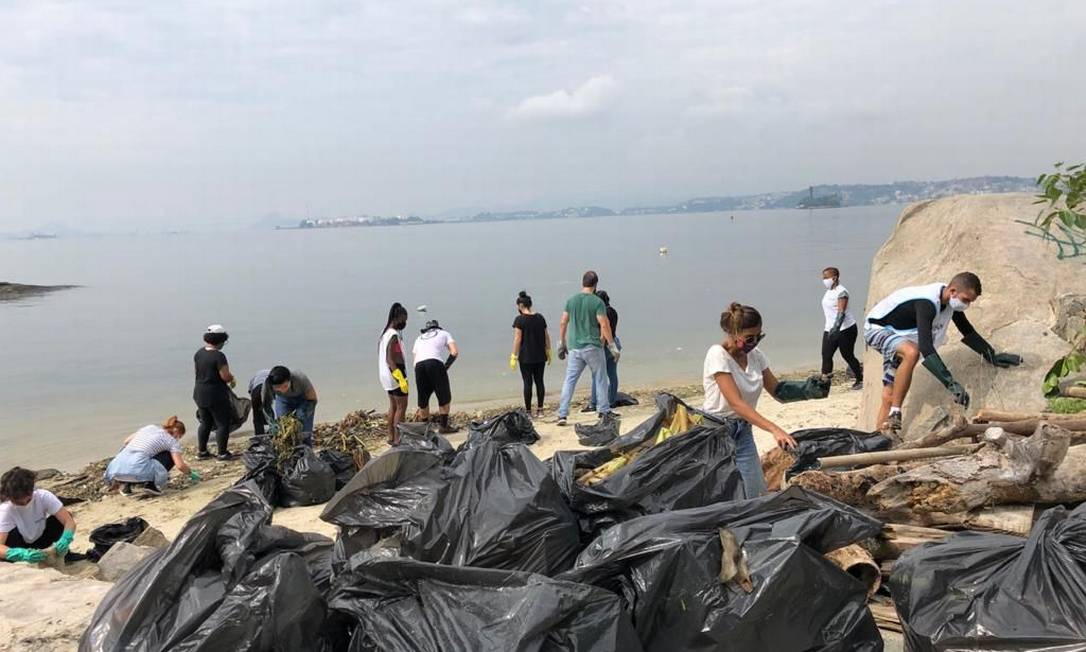 Participantes do Clean Up The World (CUW) coletando lixo das areias da cidade Foto: Reprodução