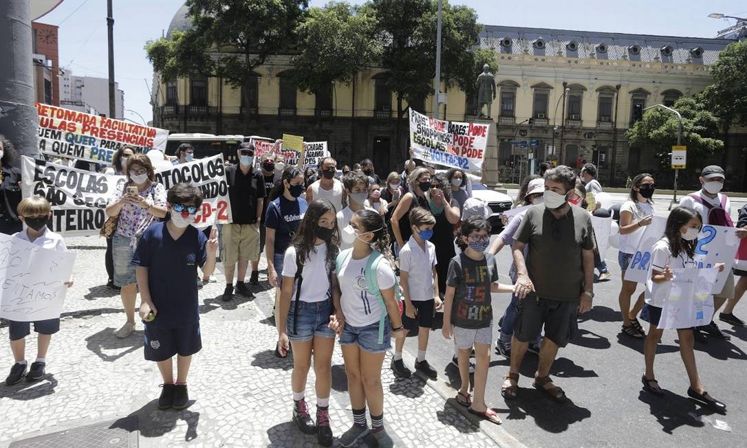Alunos e pais do colégio Pedro II protestaram pedindo aulas presenciais Foto: Domingos Peixoto/10-10-2021 / Agência O Globo