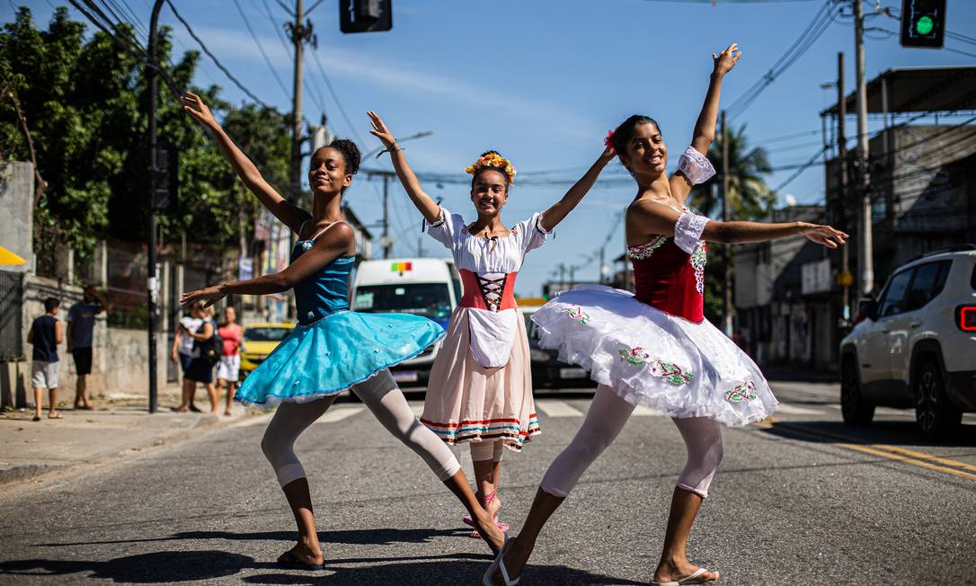 Luana, Kemilly e Giovanna foram convidadas por projeto de dança para se apresentar nos EUA Foto: Hermes de Paula / Agência O Globo