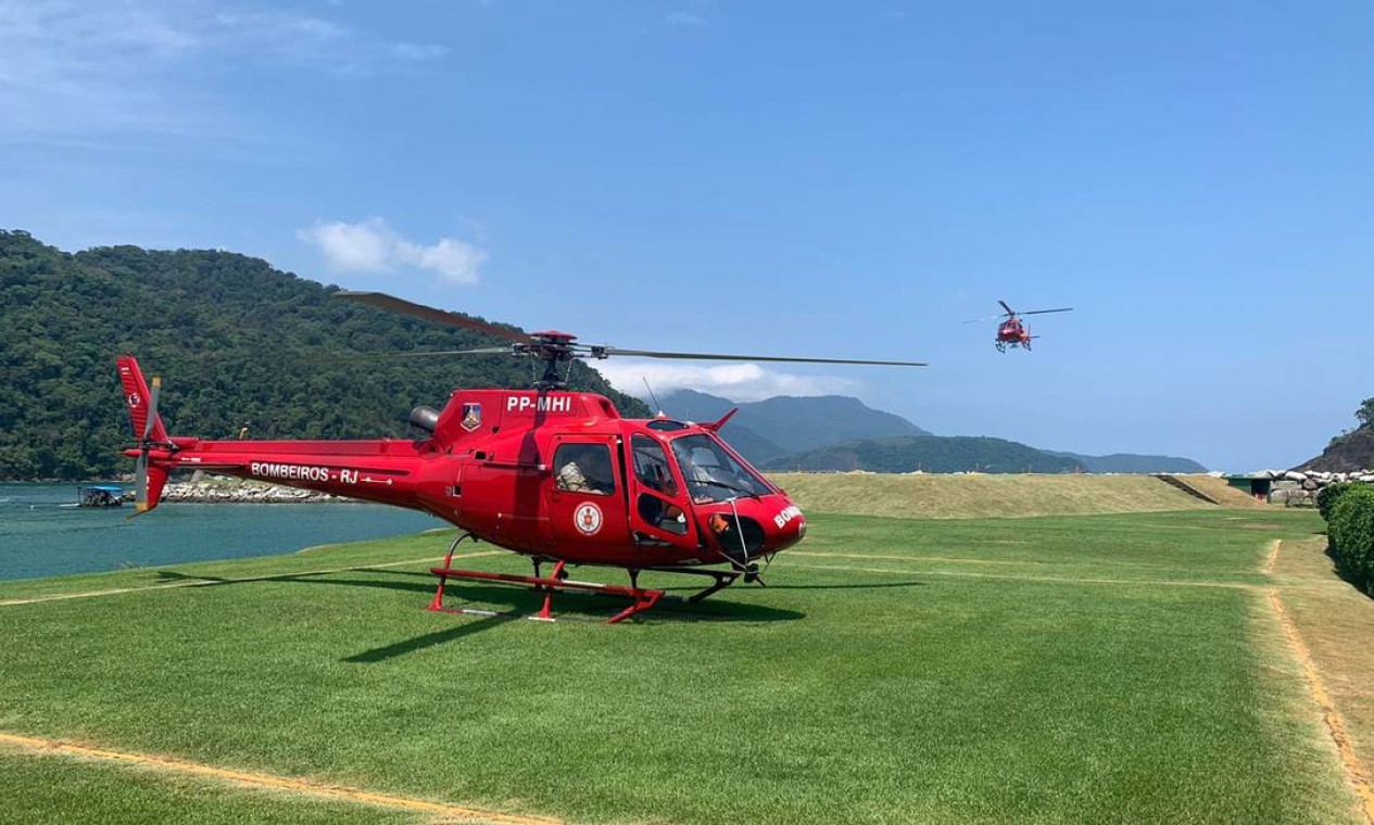 Helicópteros do Corpo de Bombeiros estão mobilizados nas buscas por desaparecidos em queda de avião bimotor em Ubatuba Foto: Divulgação