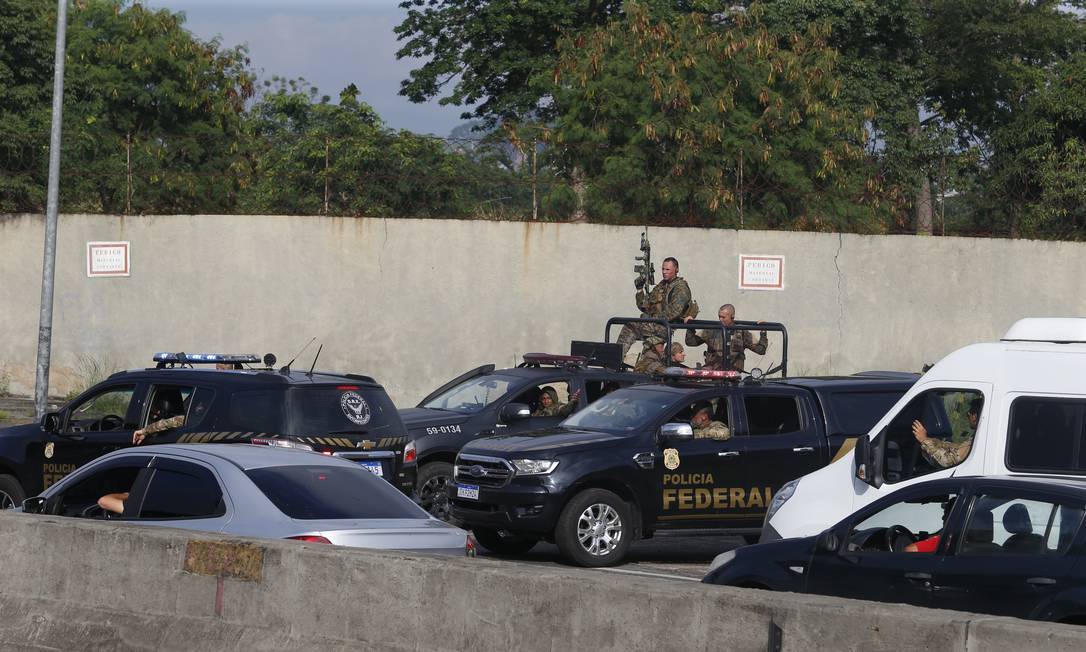 Operação da Polícia Federal no Rio de Janeiro. Governo dará reajuste para policiais Foto: Fabiano Rocha / Agência O Globo