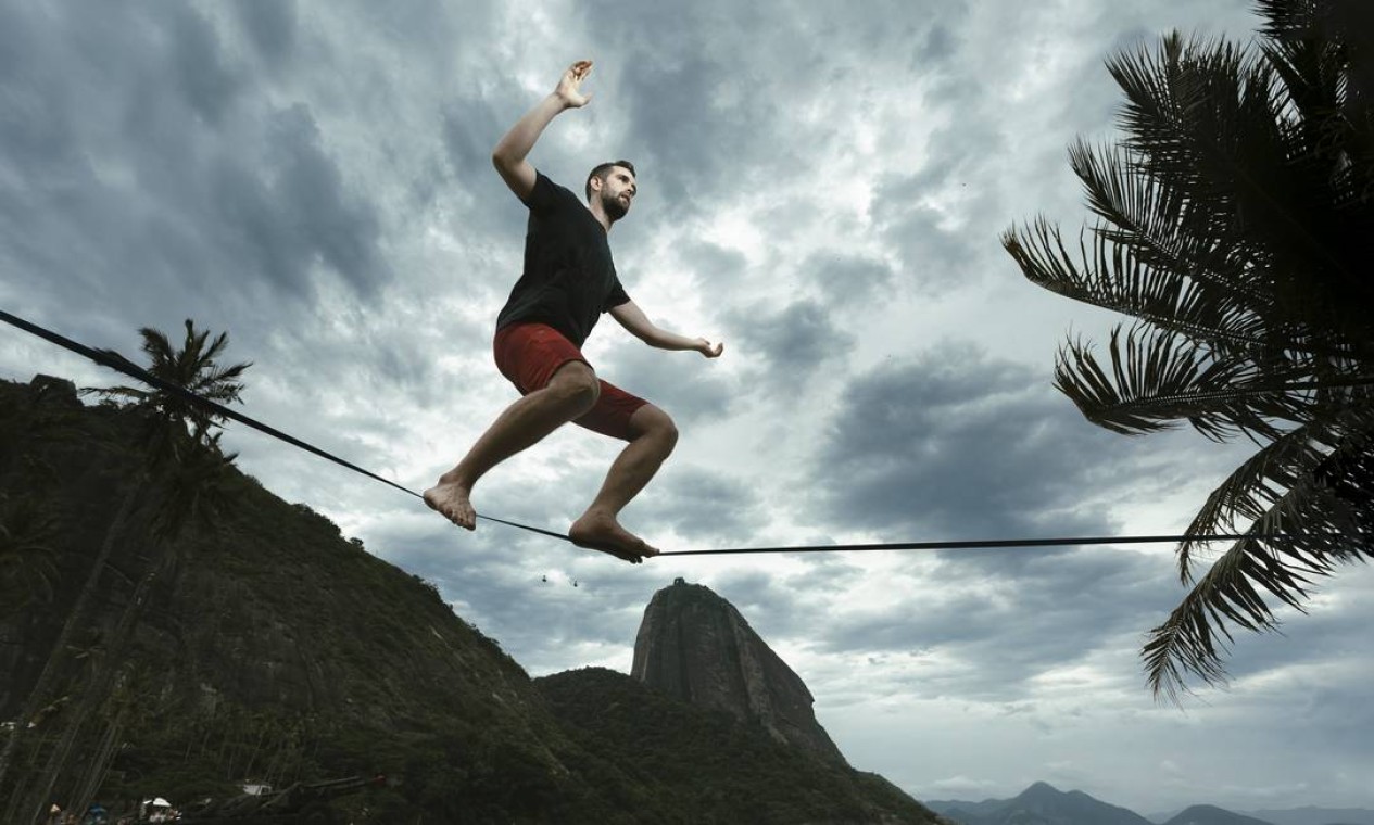 Recordista mundial de slackline, francês fará travessia entre morros do ...