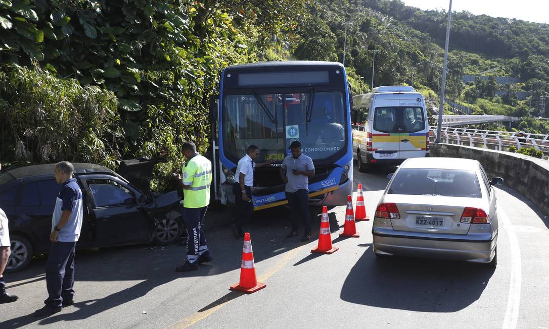 Acidente com ônibus e carro interditou Avenida Niemeyer, em São Conrado, na Zona Sul do Rio Foto: FABIANO ROCHA / Agência O Globo