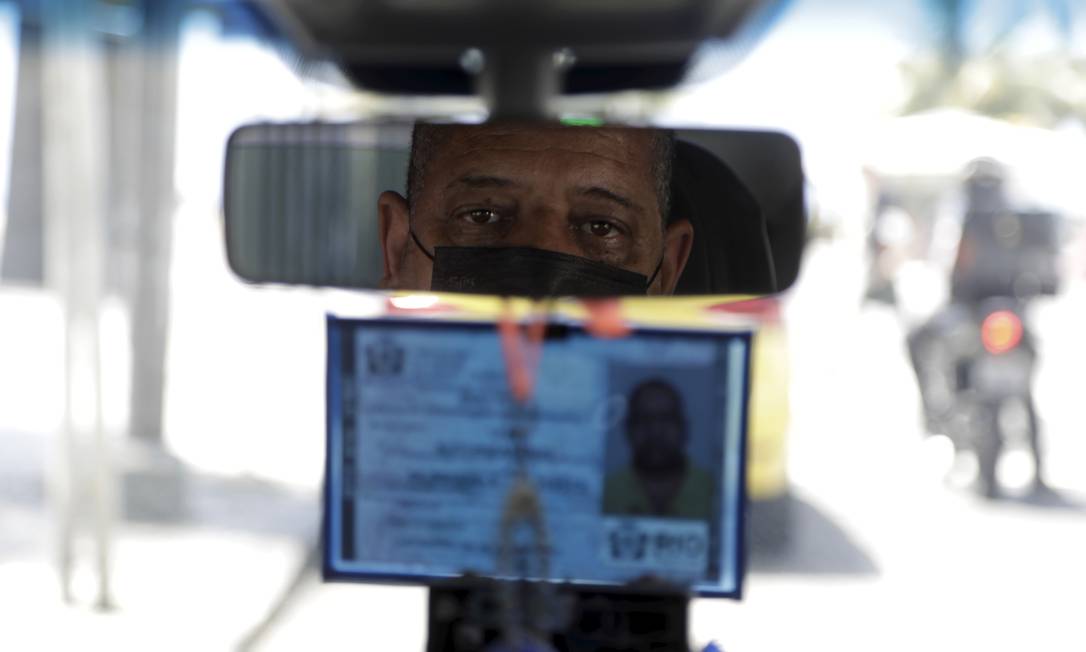 O taxista Luiz Sergio Barbosa acha que o decreto não vai pegar entre a categoria Foto: Gabriel de Paiva / Agência O Globo