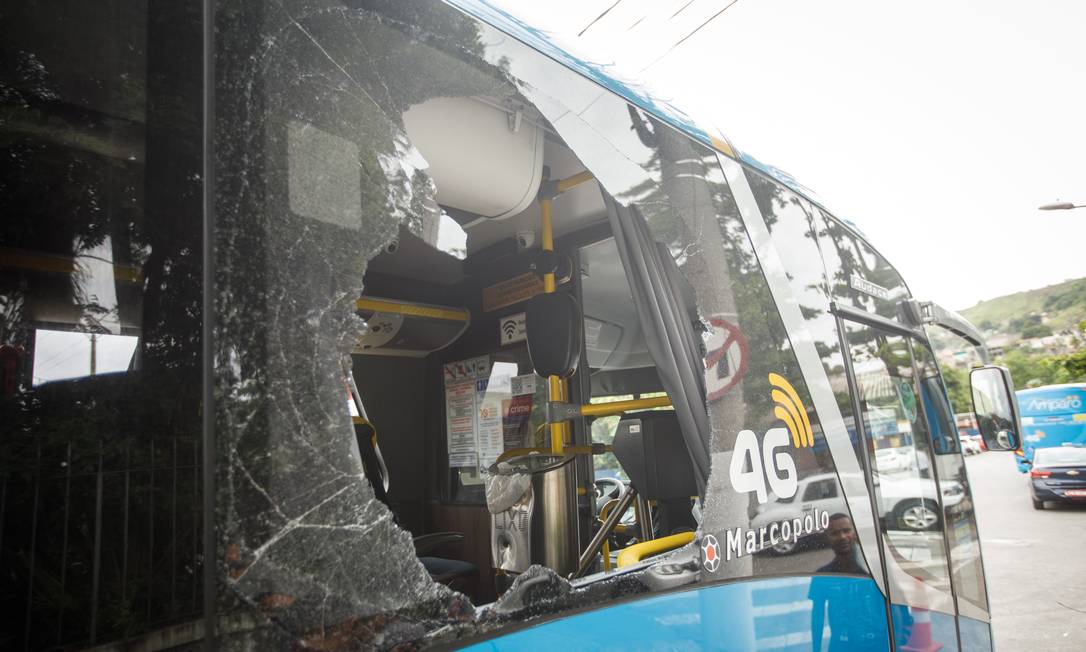 Janela destruída em troca de tiros durante assalto a ônibus em São Gonçalo Foto: Brenno Carvalho / Agência O Globo
