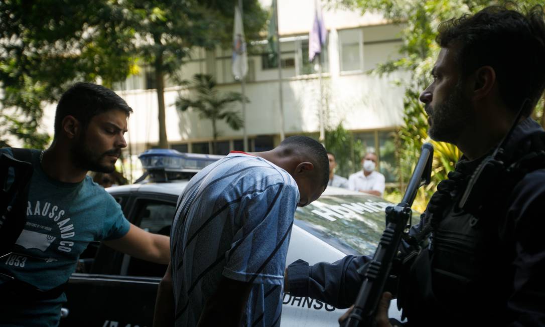 Policiais civis chegm à DHNSGI com suspeito de assaltar ônibus em Maricá Foto: Brenno Carvalho / Agência O Globo