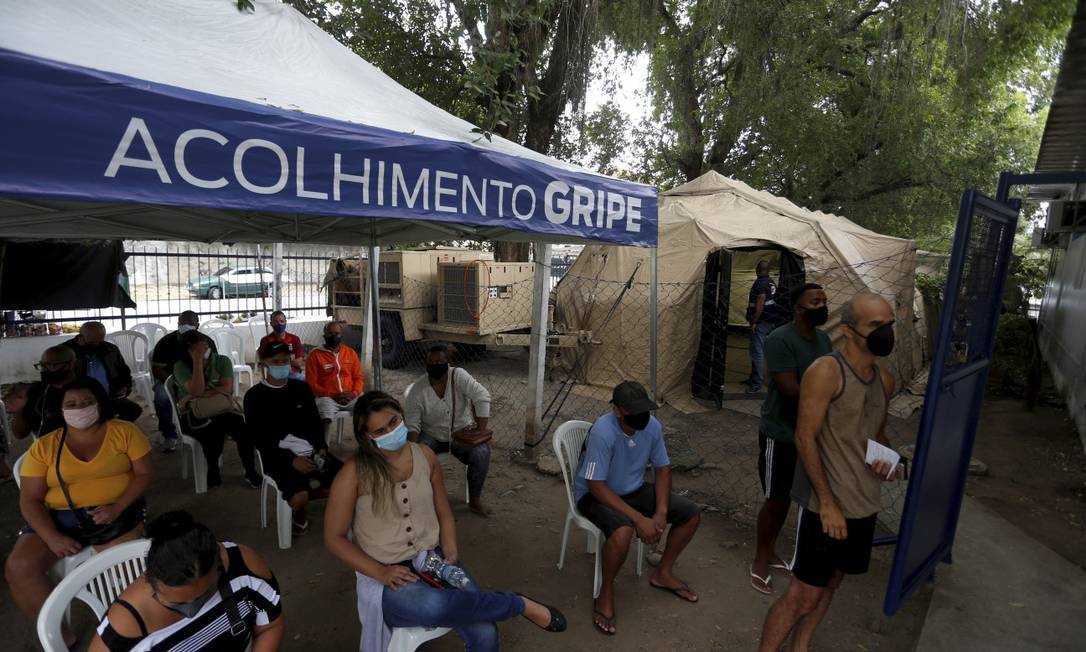 Tendas foram criadas para facilitar a triagem e atendimento junto a UPA de Marechal Hermes Foto: Fabiano Rocha / Agência O Globo