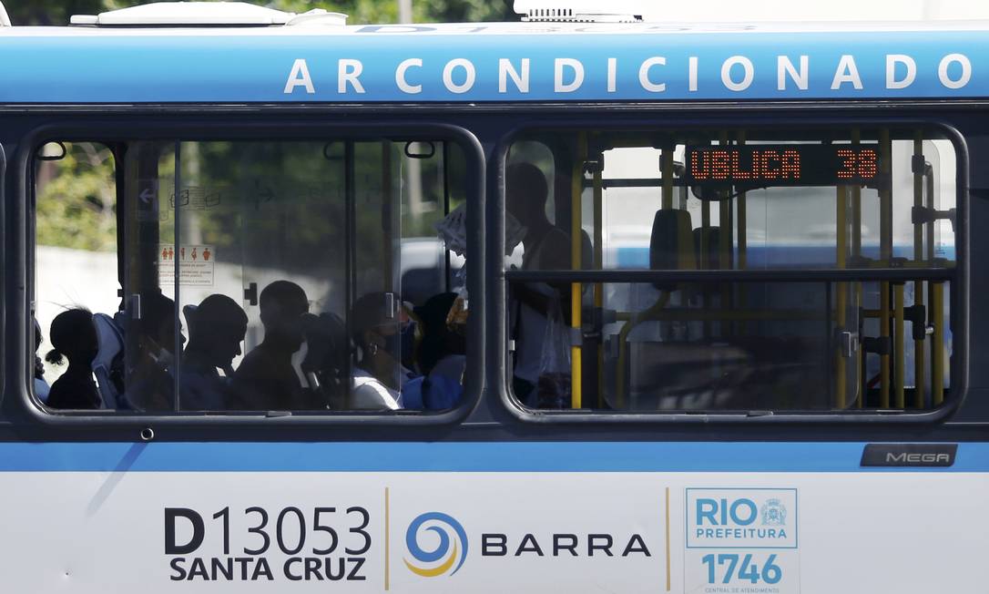 Apesar do adesivo, ônibus circula com o aparelho de ar-condicionado desligado Foto: Fabiano Rocha / Agência O Globo