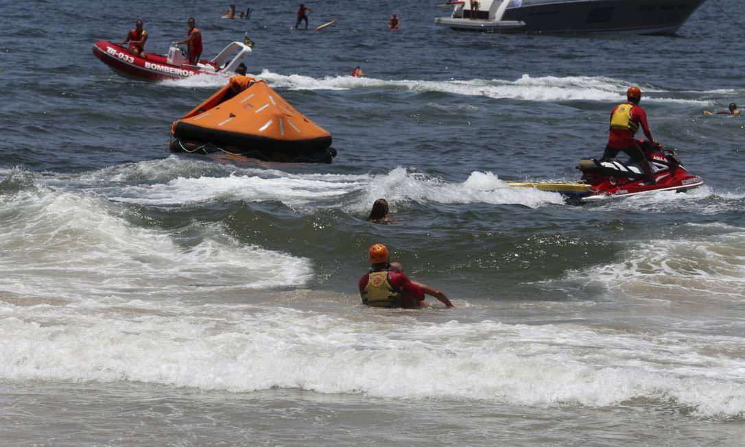 Guarda-vidas fazem pequena demonstração de salvamento marítimo Foto: FABIANO ROCHA / Agência O Globo