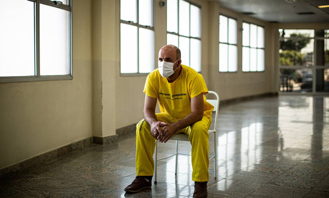 O médico Nilton Tafuri no Hospital municipal Ronaldo Gazolla, em Acari, onde trabalha Foto: Hermes de Paula / Agência O Globo