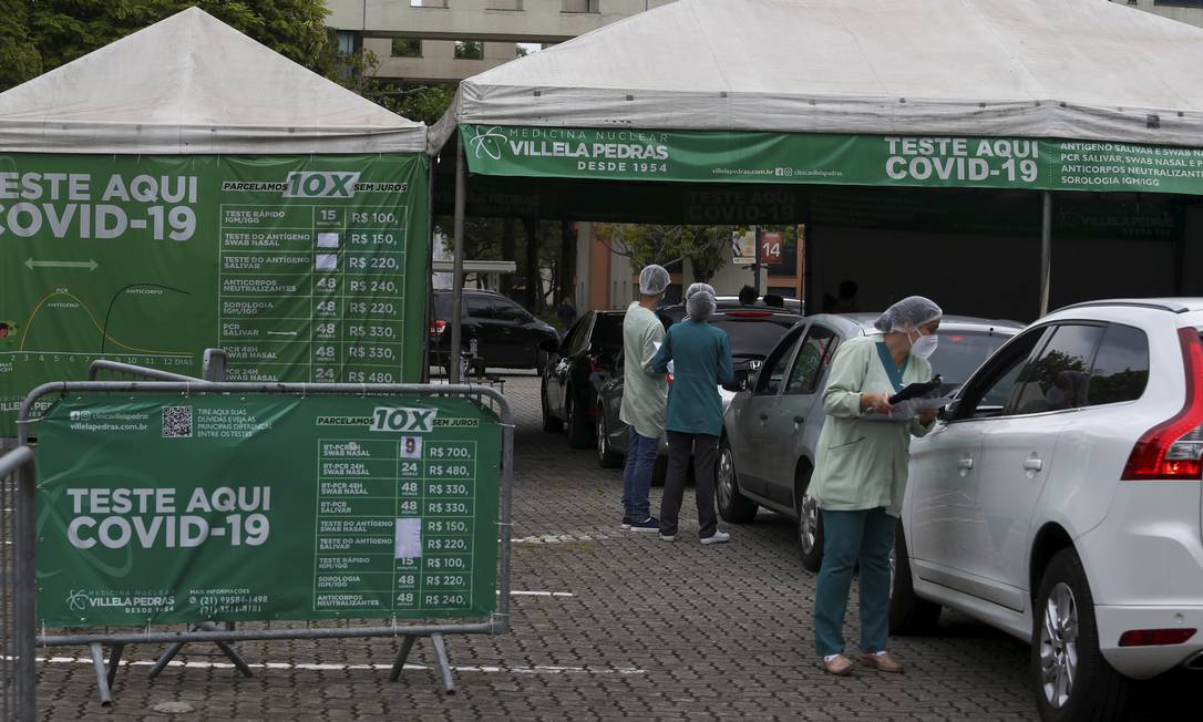 Fila drive-thru para fazer teste particular de Covid no pátio do Shopping Dowtown, na Barra da Tijuca Foto: Fabiano Rocha / Agência O Globo