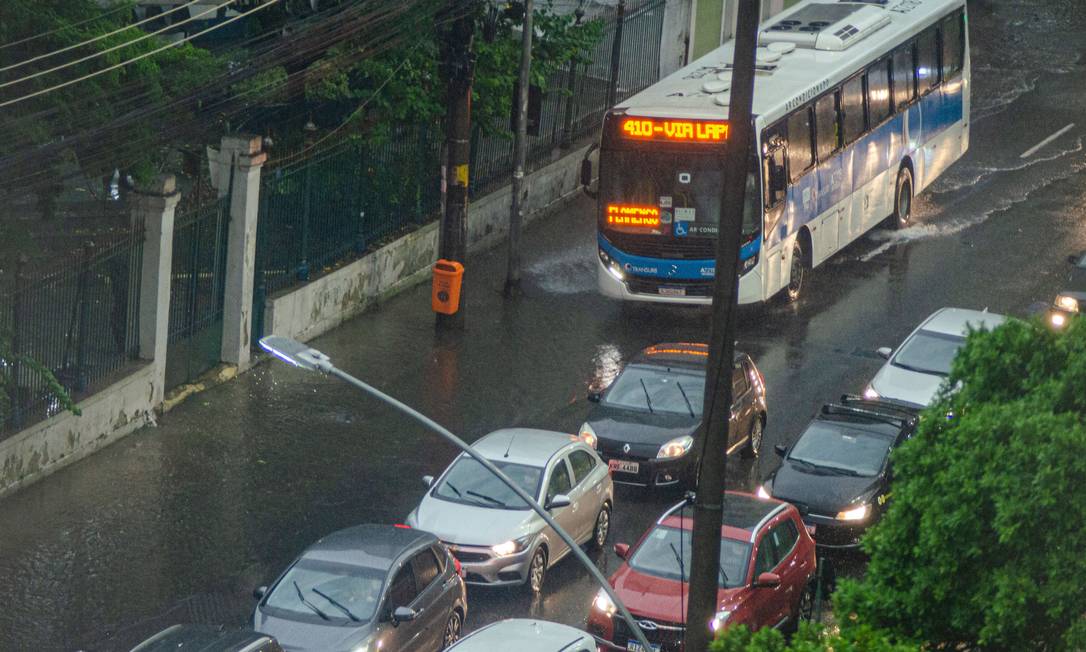 Chuva que atingiu o Rio deixa pontos de alagamento no Humaitá, na Zona Sul Foto: Vanessa Ataliba/Zimel Press / Agência O Globo