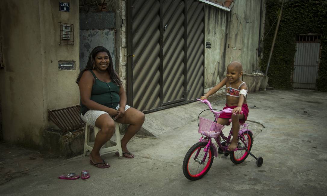 Giovanna, de 6 anos, diagnosticada com câncer. Na foto, ela anda de bicicleta ao lado da mãe, Flávia. Foto: Guito Moreto / Agência O Globo