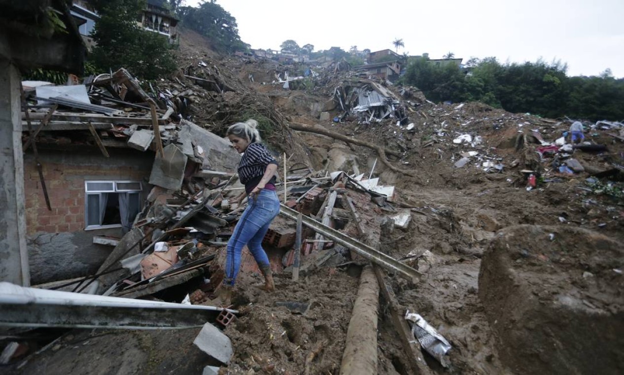 Gizelia se arrisca nos escombros para tentar localizar parentes desaparecidos Foto: Domingos Peixoto / Agência O Globo