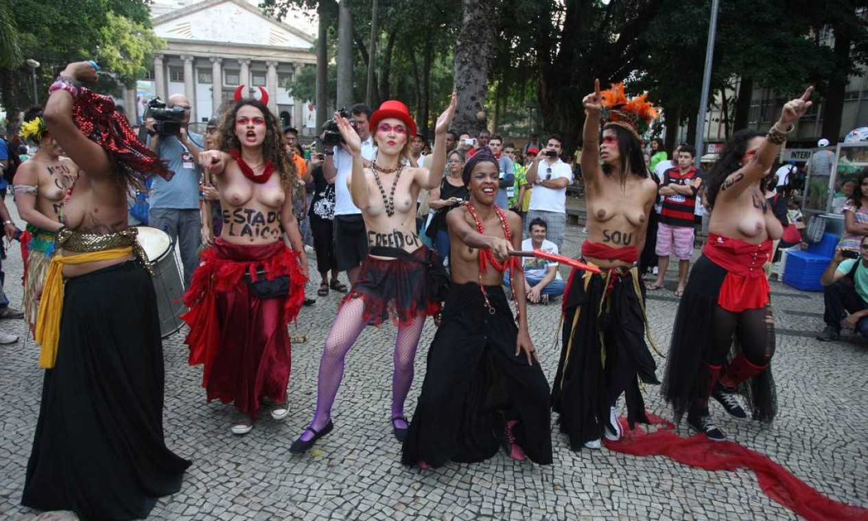 Com os seios à mostra, atrizes protestam no Largo do Machado - Jornal O  Globo