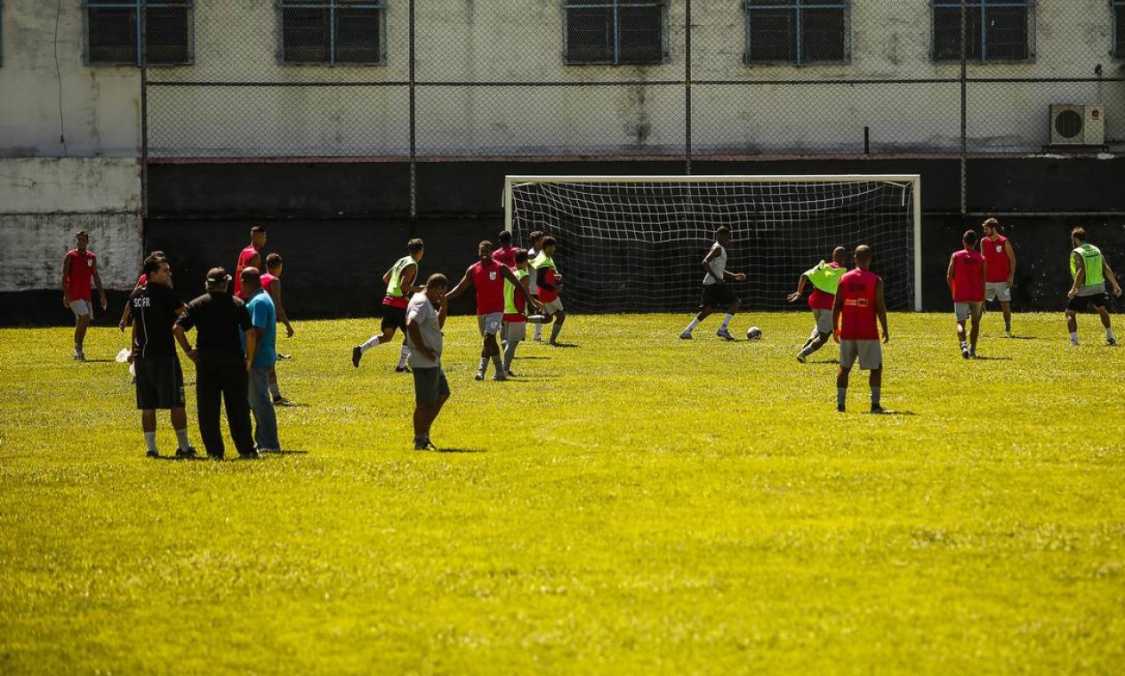 Jogadores do São Cristóvão treinam no estádio Foto: Guilherme Leporace / Agência O Globo