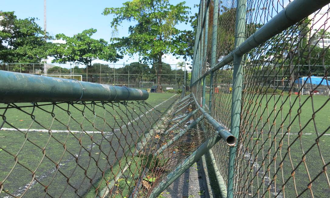 Quadras e campos do Parque do Flamengo estão em condinções precárias Foto: Paulo Assad / Agência O Globo