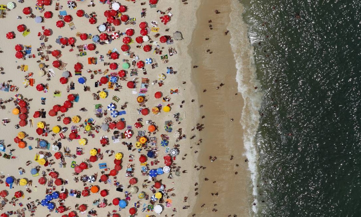 A praia do Leblon, com mais de um quilômetro de extensão, vira área de lazer todas as manhãs. Foto: Custódio Coimbra / Agência O Globo