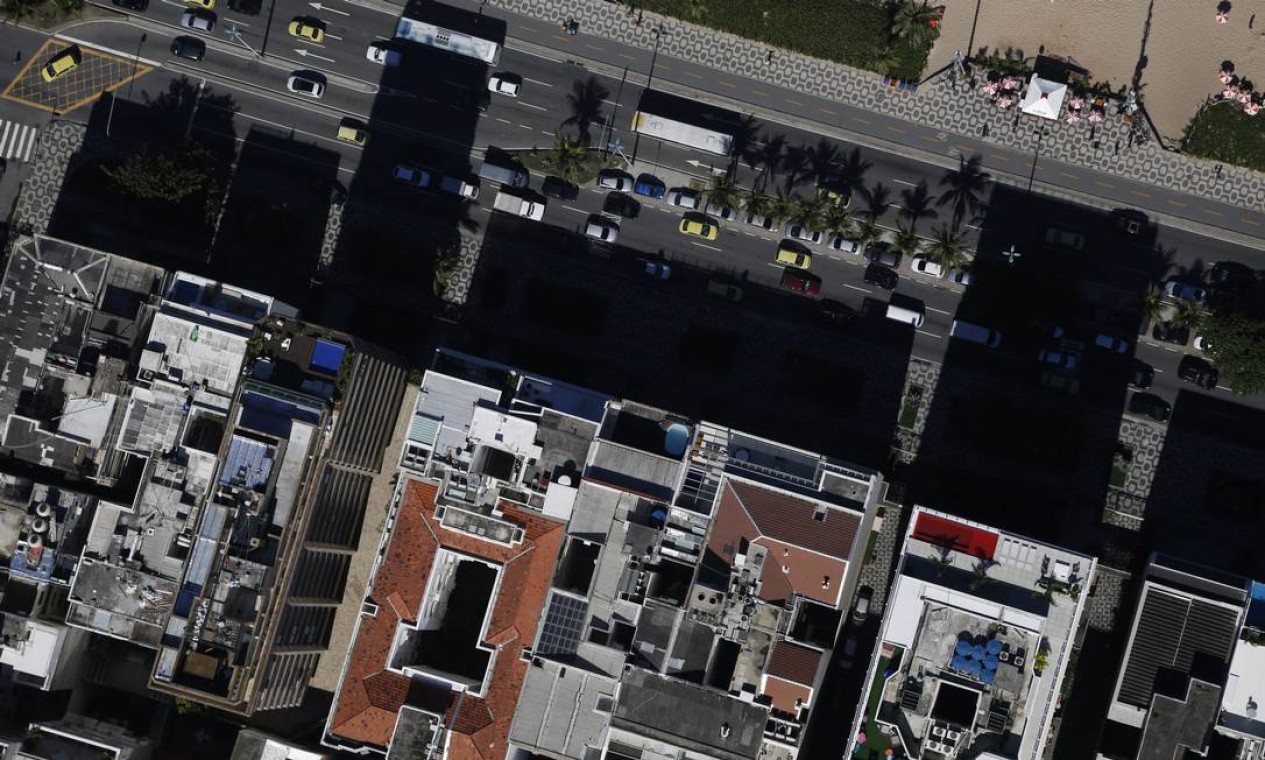 Vista de cima, Avenida Delfim Moreira, uma das principais vias bo bairro, que atravessa toda a orla da praia. Foto: Custódio Coimbra / Agência O Globo