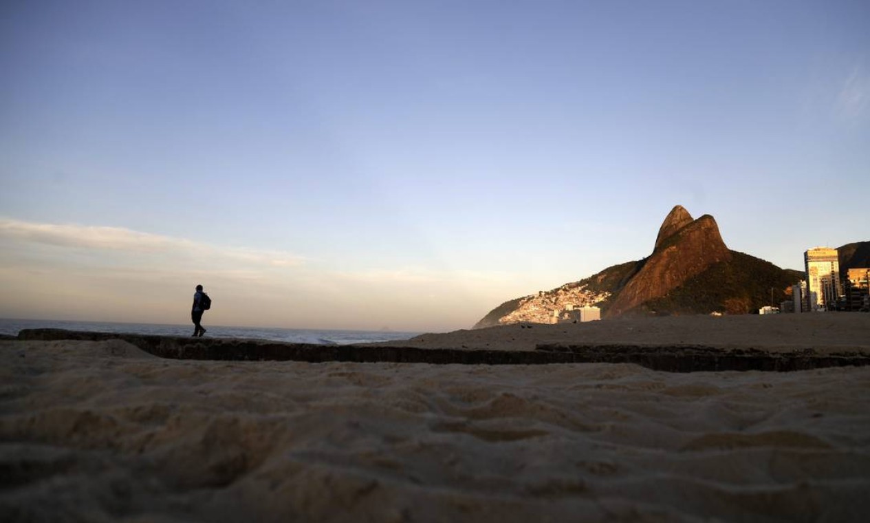 Caminhada solitária nas areias da Praia do Leblon Foto: Custódio Coimbra / Agência O Globo