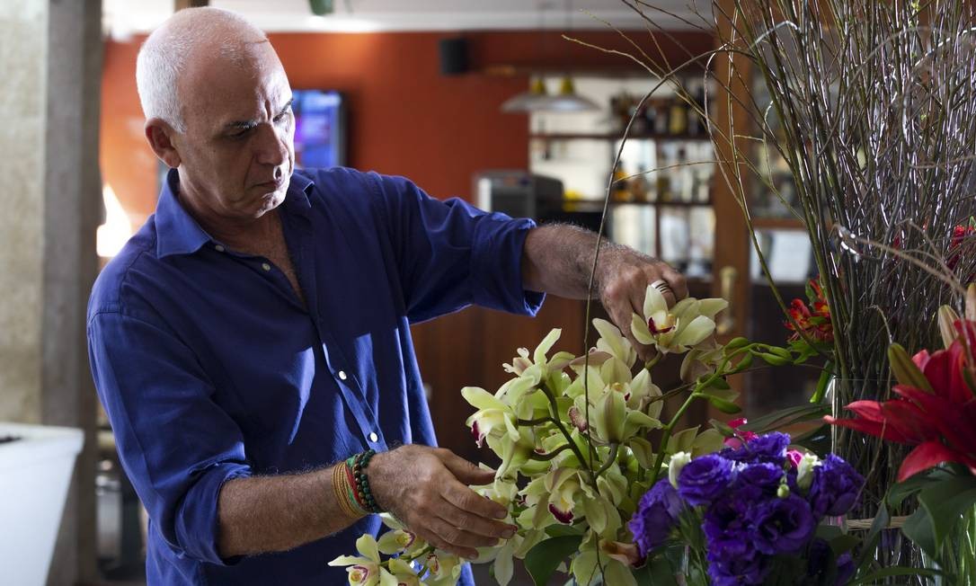 Luis Felipe de Albuquerque era dono de uma confecção de roupas, hoje faz arranjos de ikebana Foto: Bruno Kaiuca / Agência O Globo