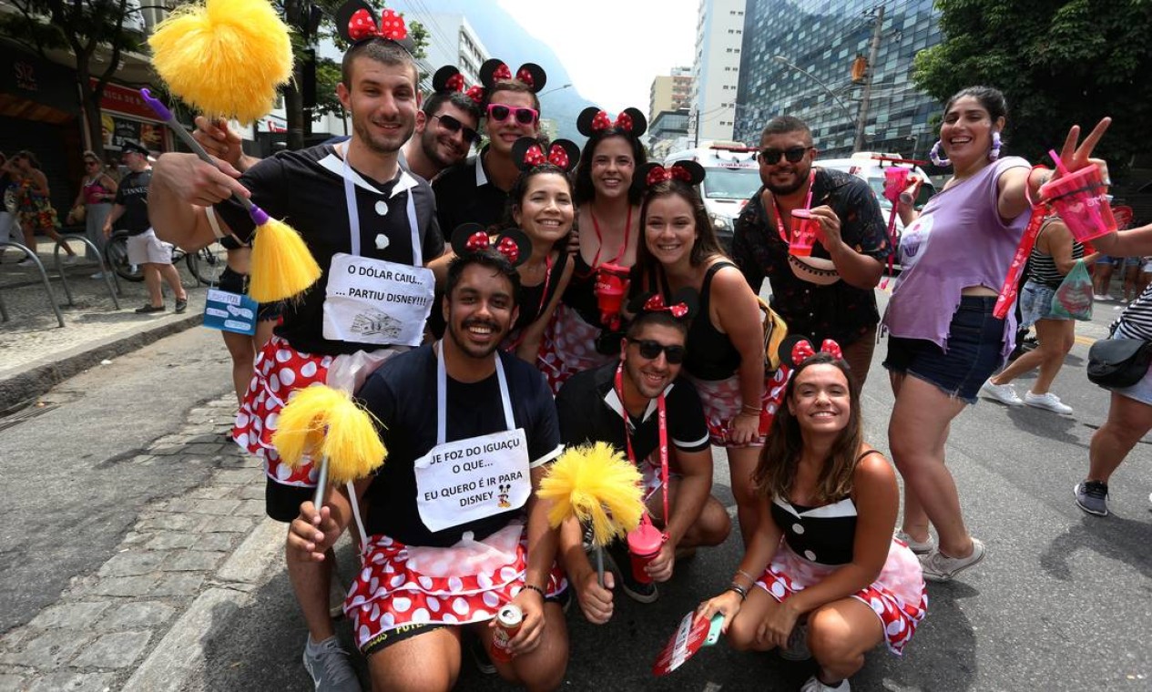 Grupo se fantasiou de empregada que vai à Disney Foto: Fabiano Rocha / Agência O Globo