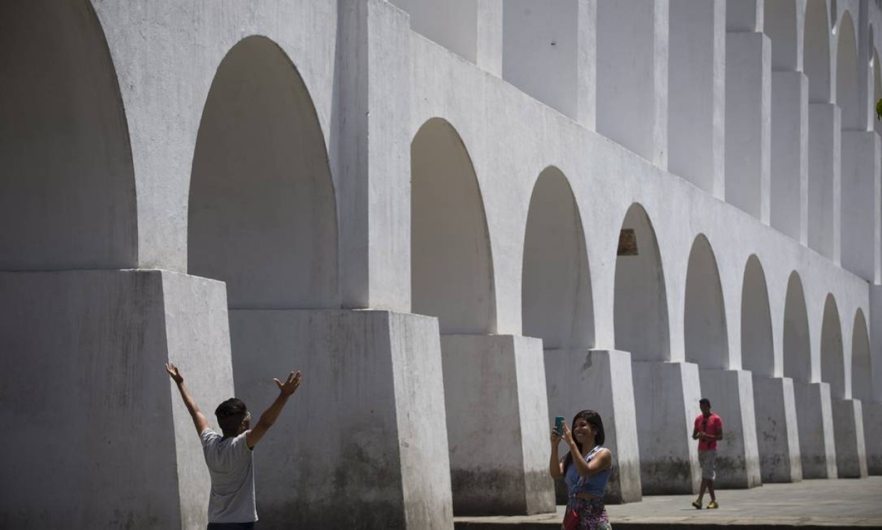 Nos Arcos da Lapa, antigo aqueduto, pessoas tiram fotos e admirando o monumento, um dos cartões-postais da cidade Foto: Márcia Foletto / Agência O Globo