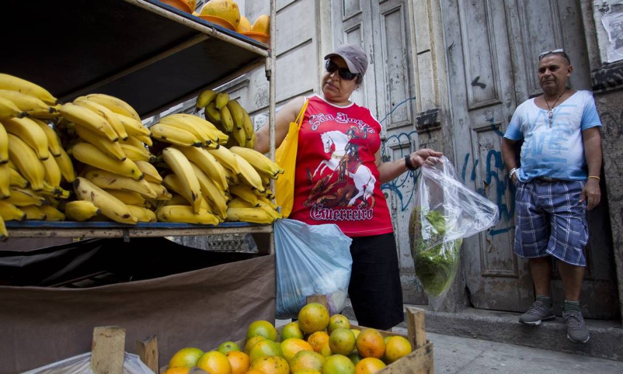 Debret retratava os hábitos, os tipos e as cenas de rua. Na foto, vendedor de frutas na Praça da Cruz Vermelha Foto: Márcia Foletto / Agência O Globo