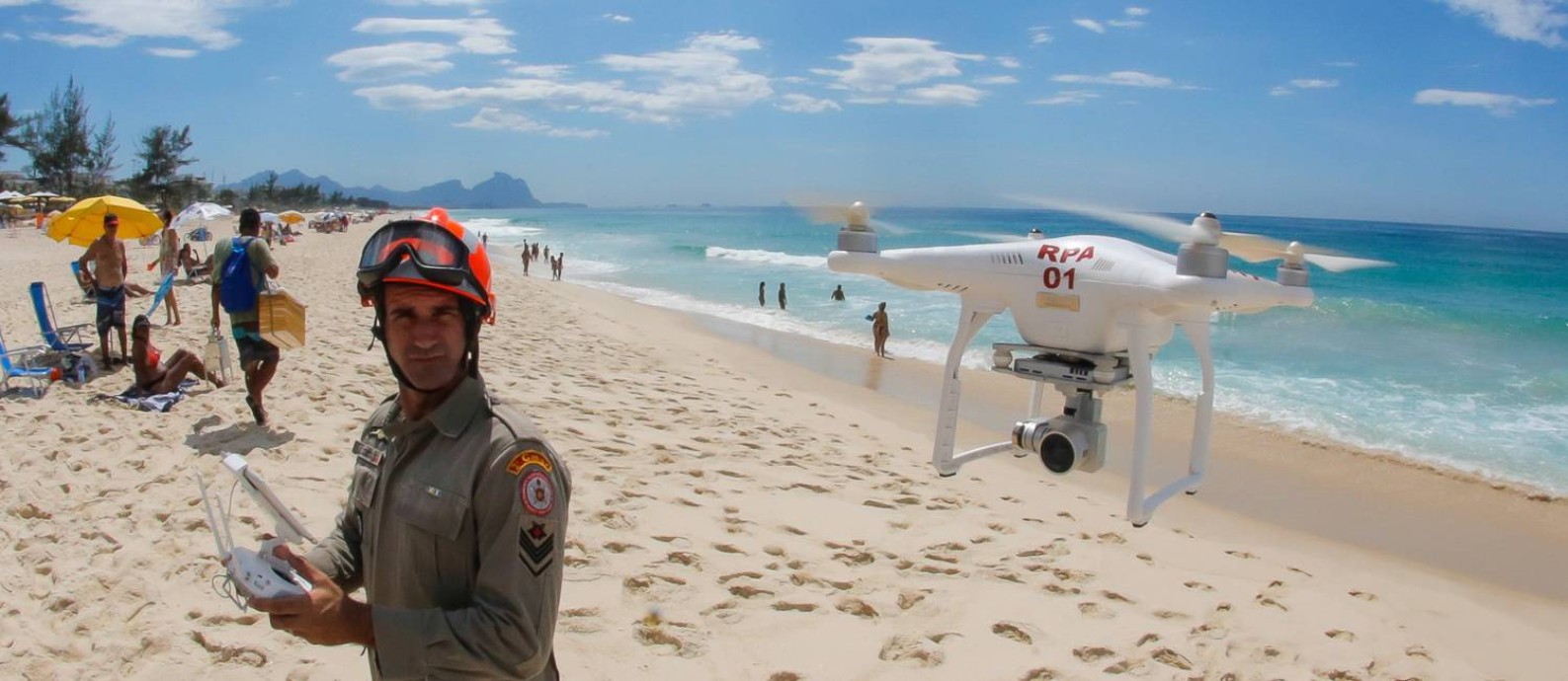 Corpo de Bombeiros usam drone para auxiliar salvamento na orla no Rio Foto: Marcelo Regua / Agência O Globo
