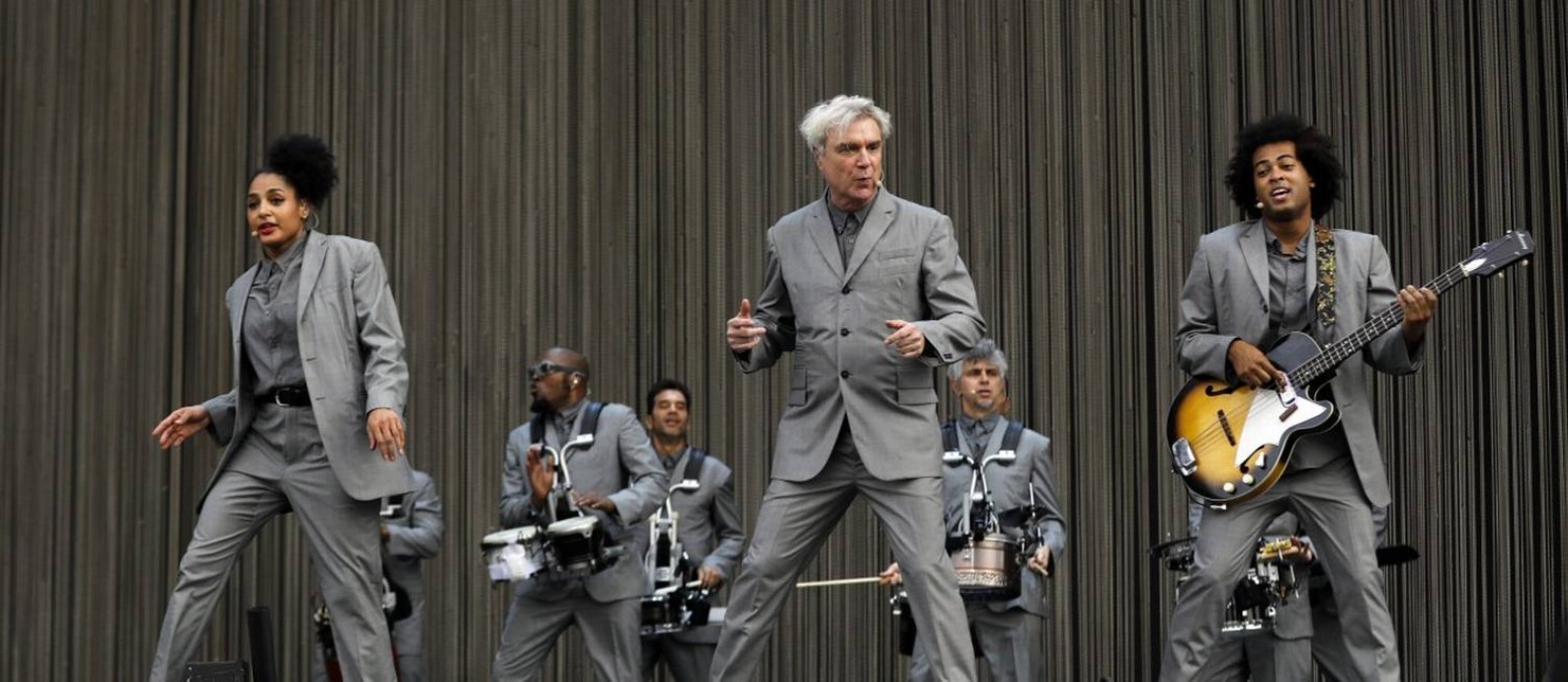 O monocromático David Byrne fez um show muito elogiado pela crítica e desfilou sucessos do Talking Heads Foto: Lucas Tavares / Agência O Globo