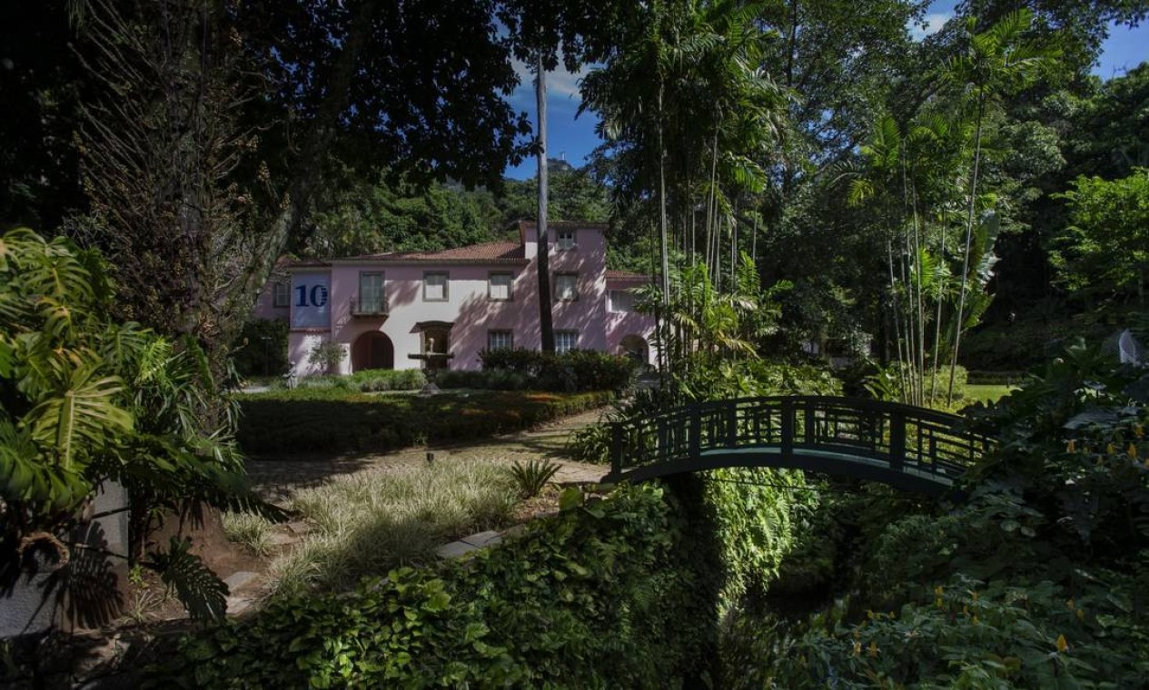 Colado à Floresta da Tijuca, o casarão tem o jardim de 10 mil metros quadrados projetado por Burle Marx Foto: Alexandre Cassiano / Agência O Globo