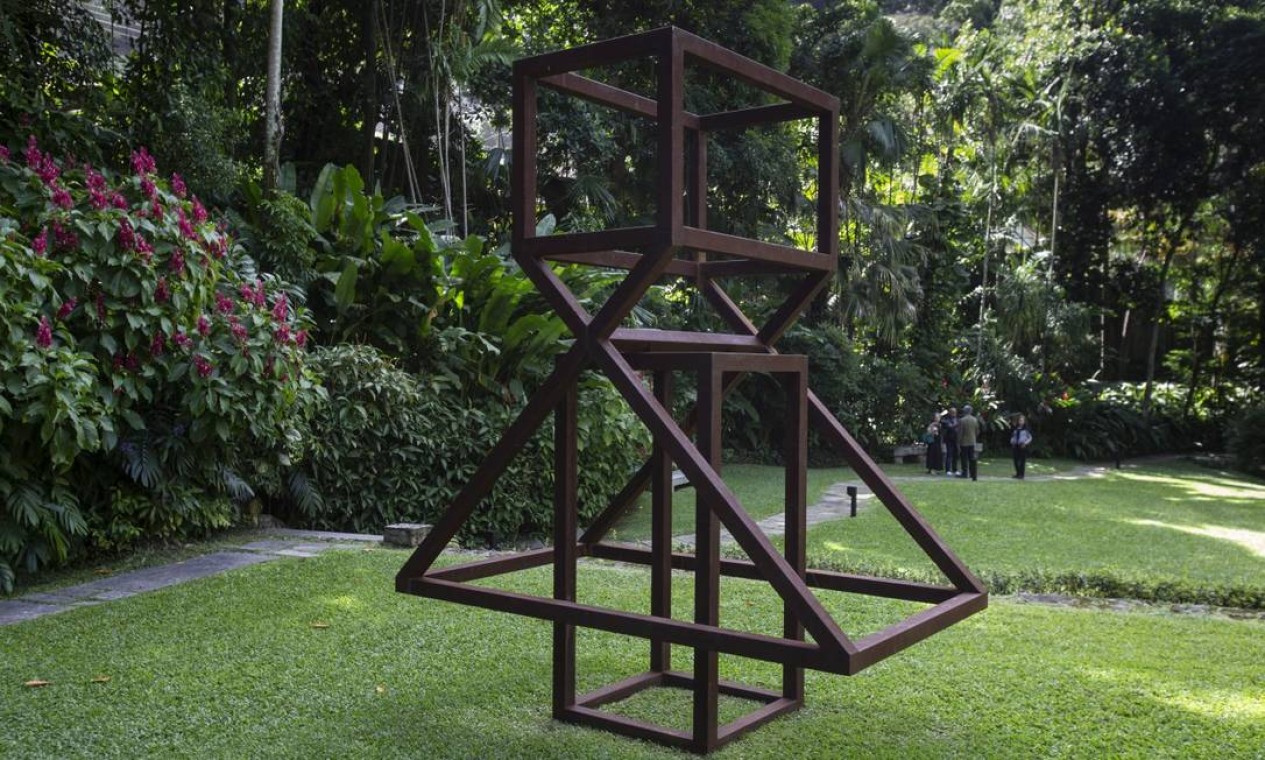 A escultura de Raul Mourão também foi instalada no jardim para a inauguração do instituto Foto: Alexandre Cassiano / Agência O Globo