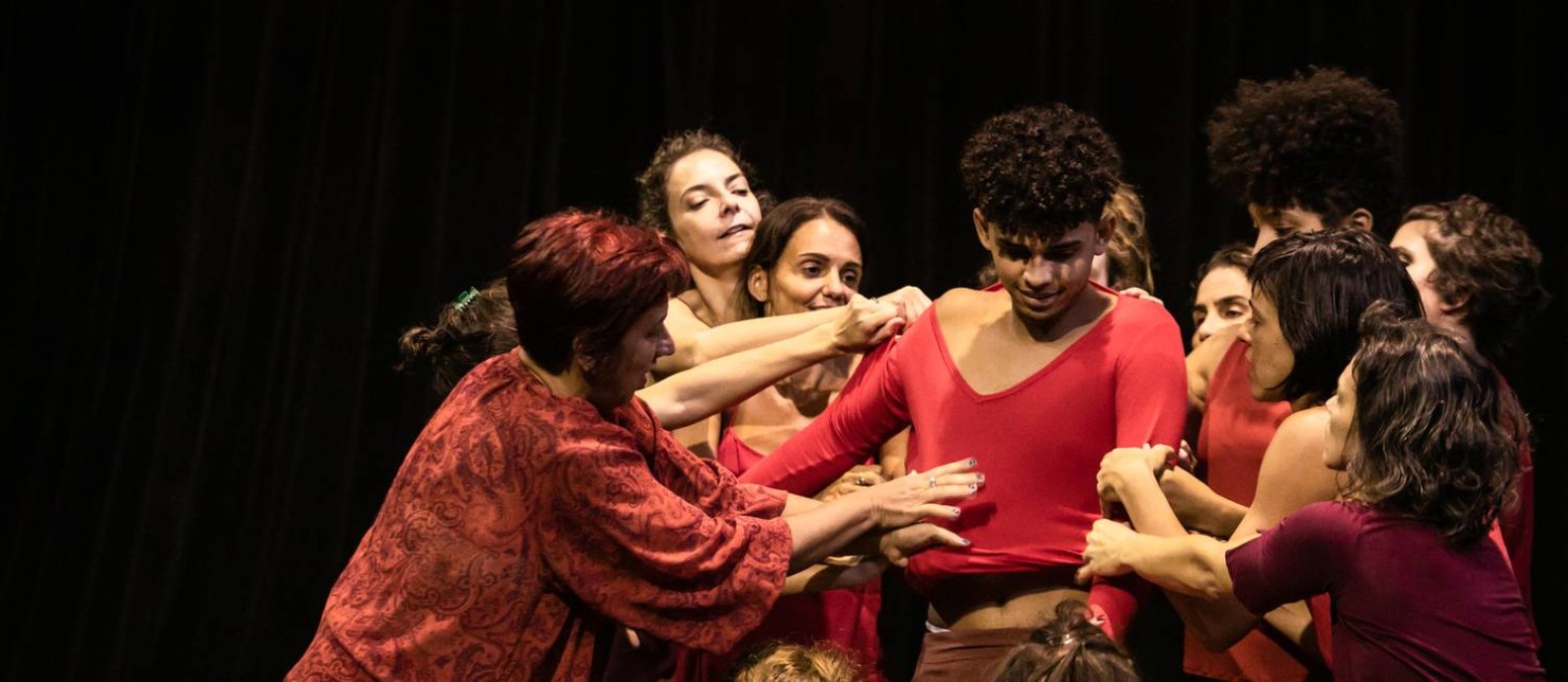 Cena de "As histórias que contamos sobre nós", espetáculo da Esther Weitzman Companhia de Dança Foto: Renato Mangolin / Divulgação