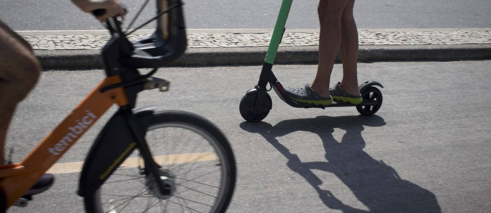 Patinetes e bicicletas na ciclovia de Ipanema Foto: Márcia Foletto / Agência O Globo