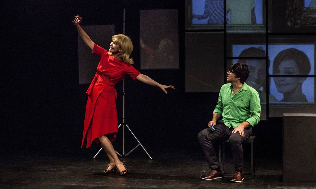 Julia Lemmertz e Pedroca Monteiro, em cena de 'Simples assim' Foto: Victor Hugo Cecatto / Divulgação